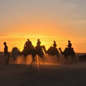 Combinez le plaisir avec notre pack inoubliable : balade à dos de dromadaires au coucher du soleil et dîner-spectacle dans le désert d'Agafay en 2023.