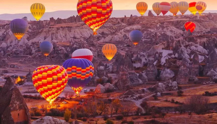 Planer haut : Explorer la magie des montgolfières à Marrakech 2024