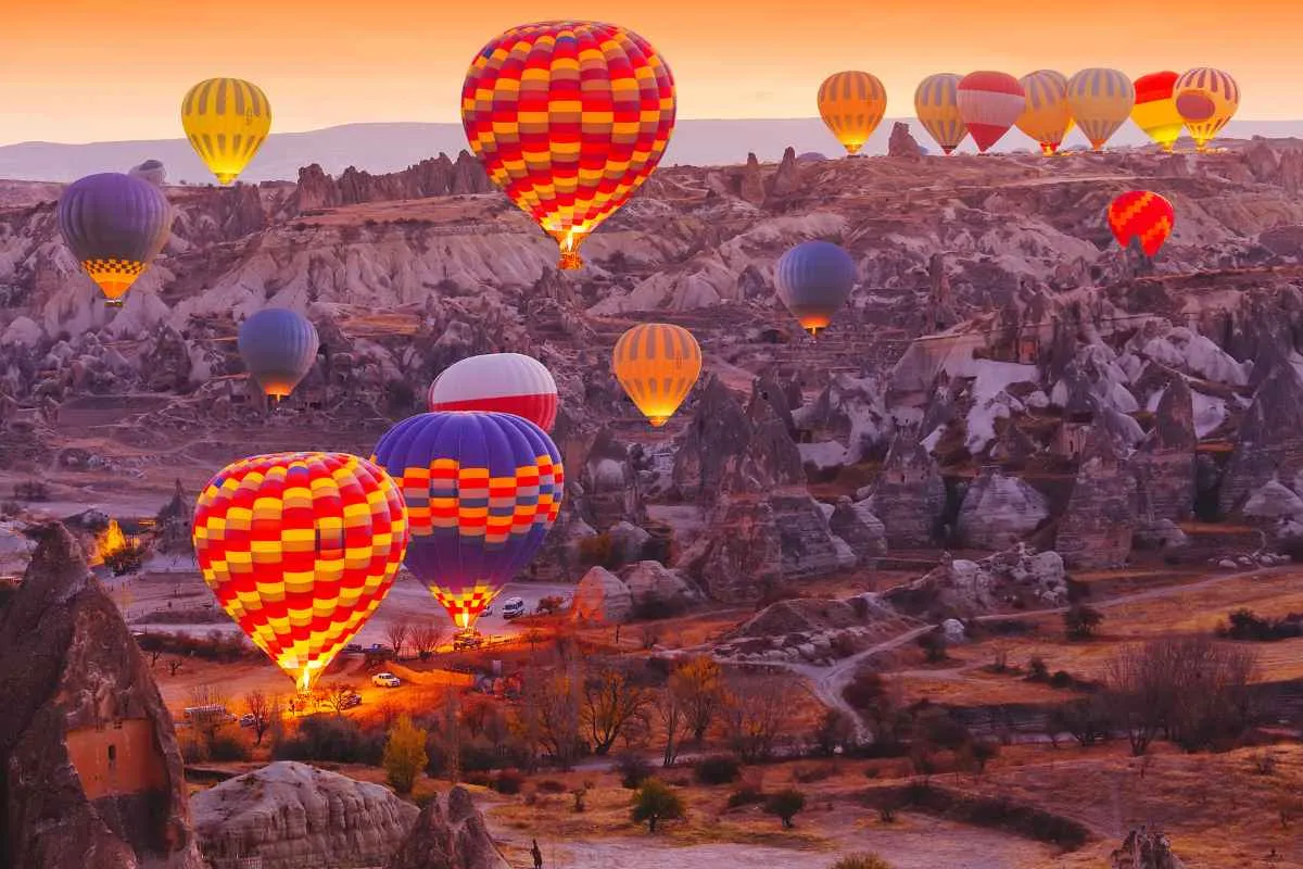 Planer haut : Explorer la magie des montgolfières à Marrakech 2024